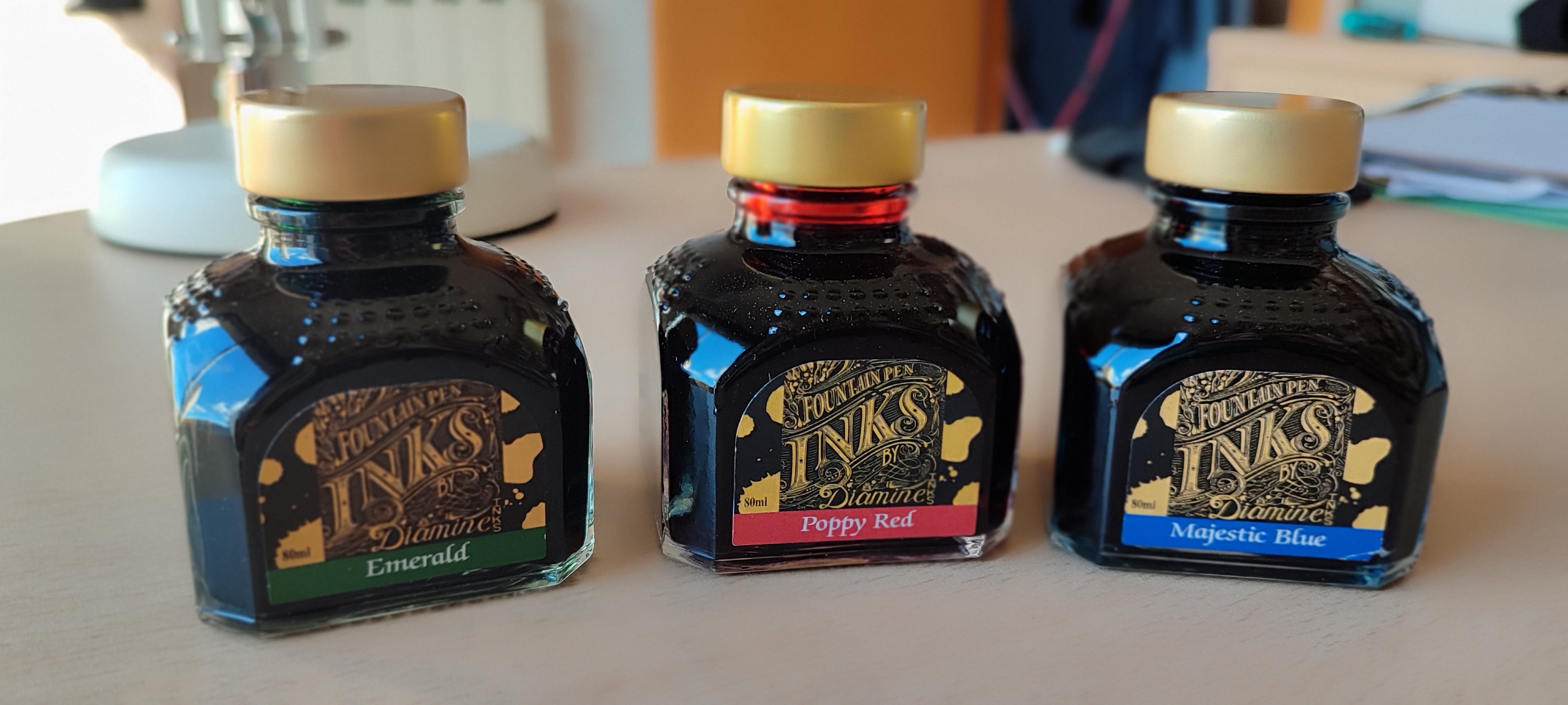 Tres pots de tinta de colors diferents