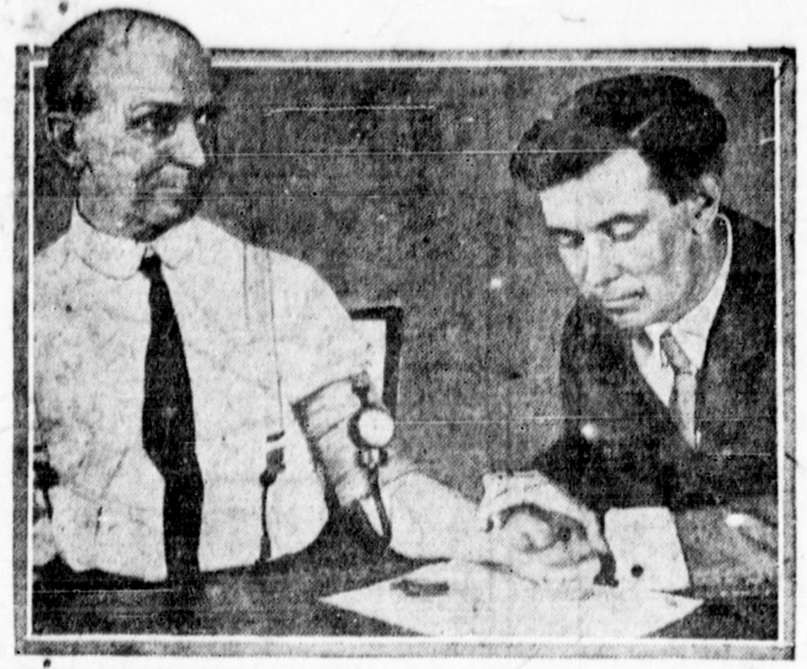 Marston testing his lie detector (1922)